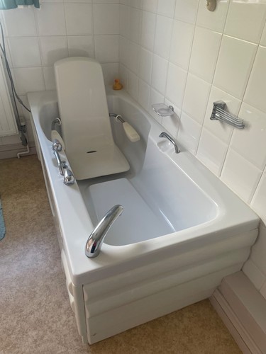 Hydraulic chair lift bathtub - ,